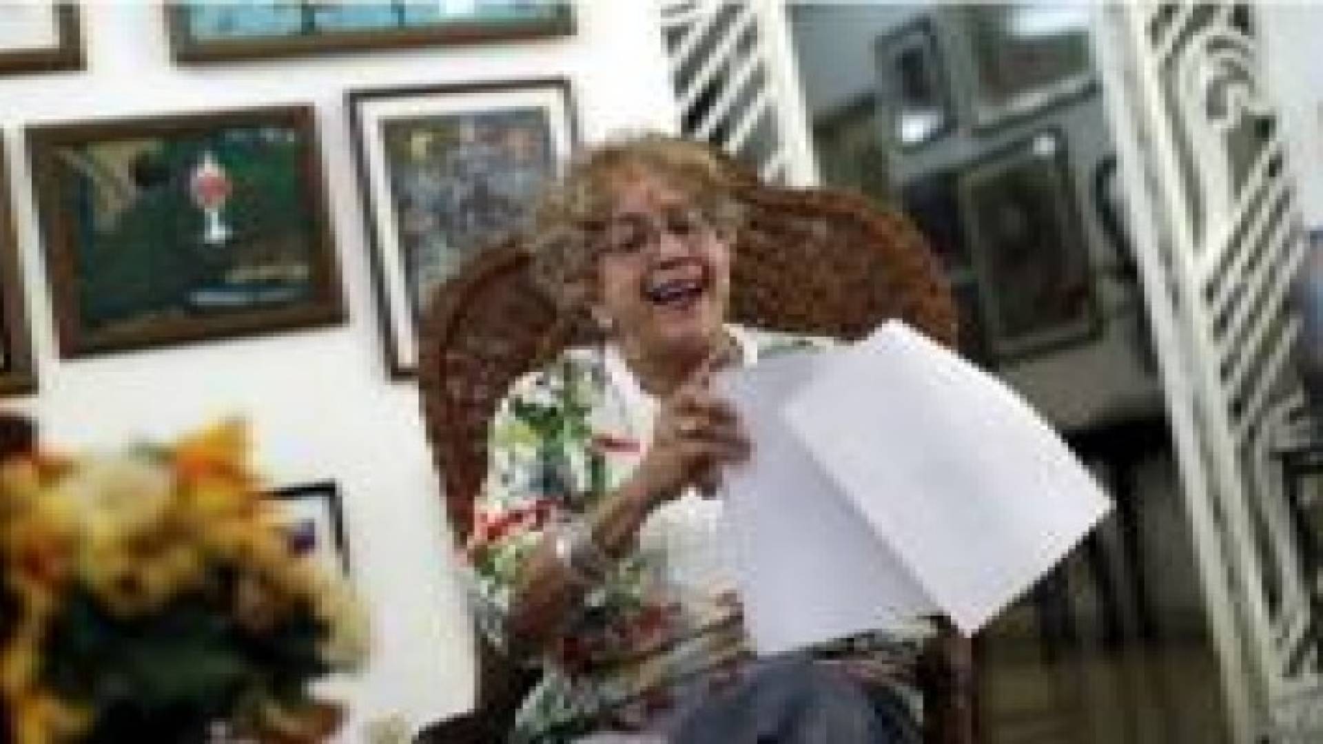 بعد عودة الخدمة البريدية بين كوبا والولايات المتحدة سيدة كوبية تتسلم رسالة من اوباما