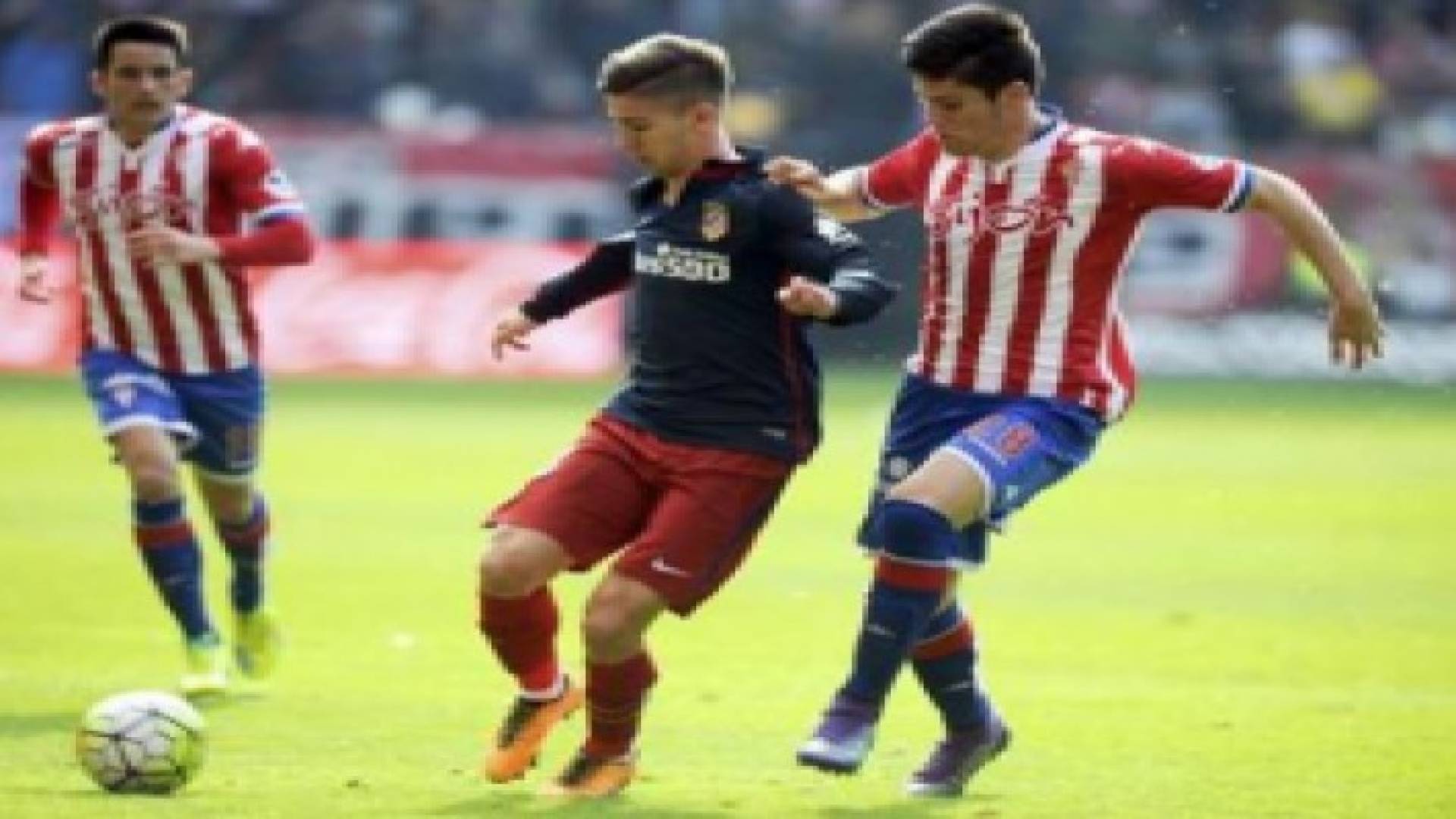 أتليتيكو يخسر أمام خيخون ويبتعد عن صراع الدوري الإسباني