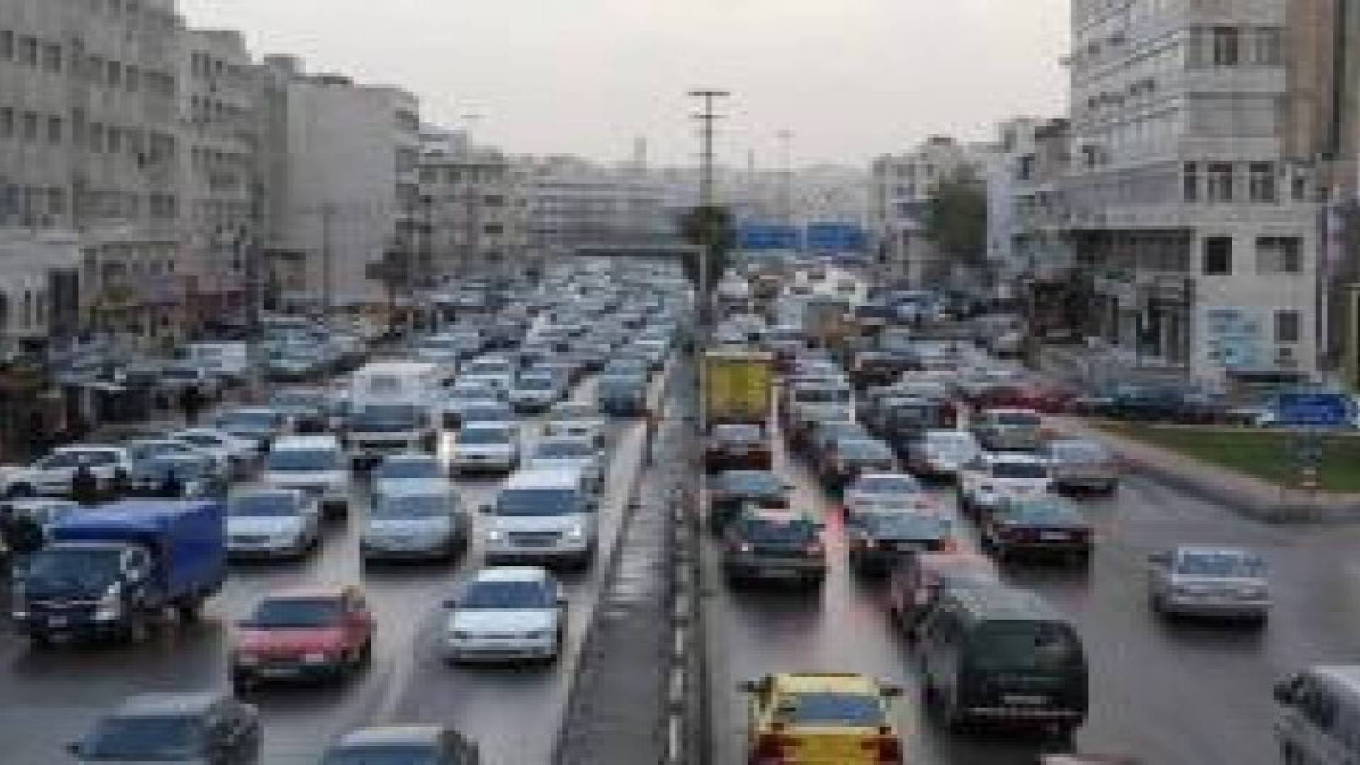 شوارع عمان تتحمل 5 أضعاف طاقتها الاستيعابية للمركبات