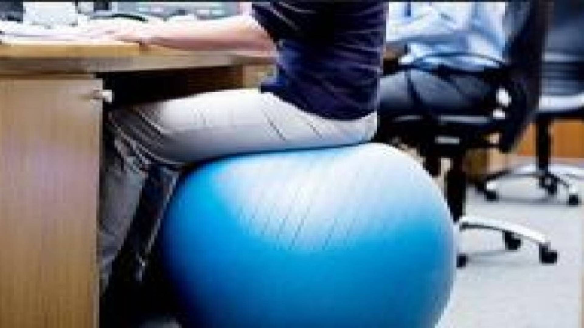 كرة بدل الكرسي.. إليكم 5 أسباب لاستخدامها!