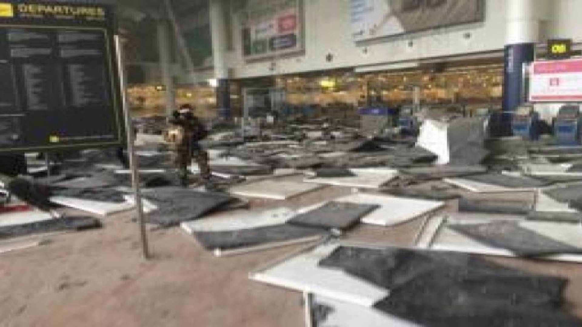 سماع اطلاق نار وصيحات بالعربية قبل الانفجارين في مطار بروكسل