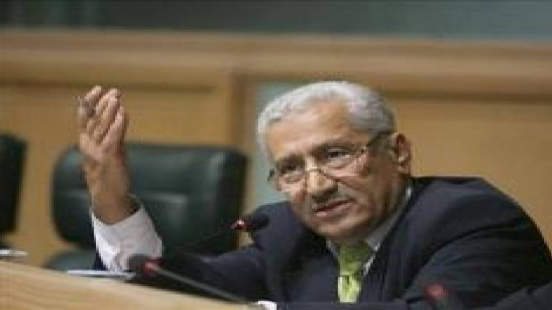 النائب بني مصطفى للنسور: هناك وزراء يملكون جنسيات اخرى وهذا مخالف للدستور