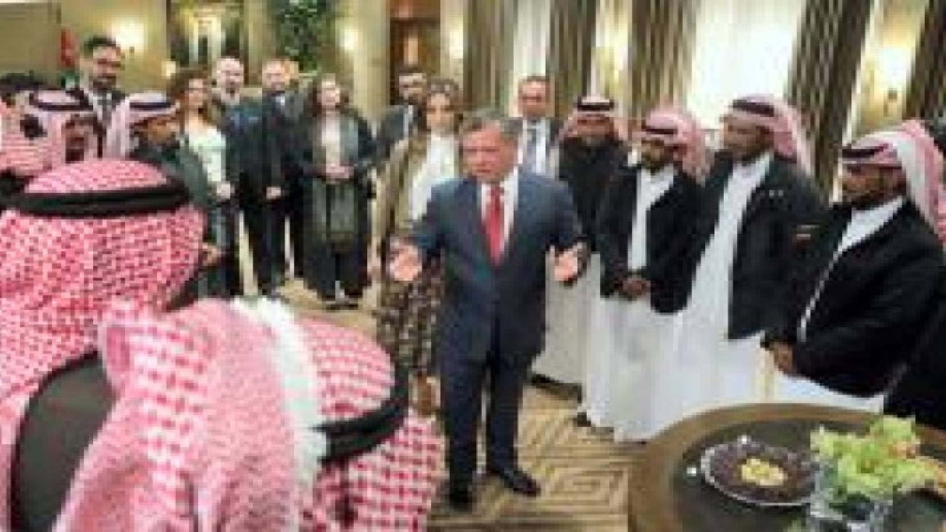 الملك يلتقي فريق عمل الفيلم الأردني " ذيب " .. صور