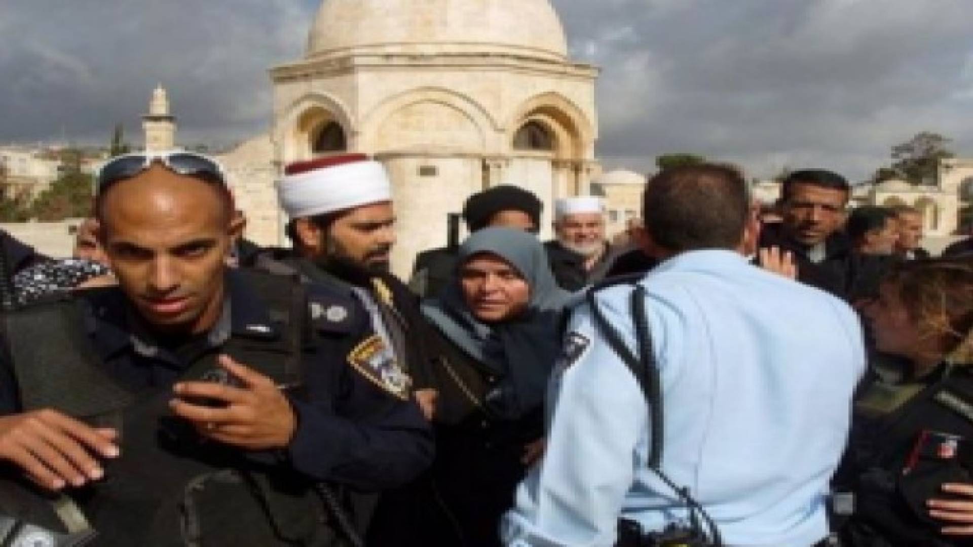 الاحتلال يبعد مقدسيين عن الأقصى والبلدة القديمة 15يوما
