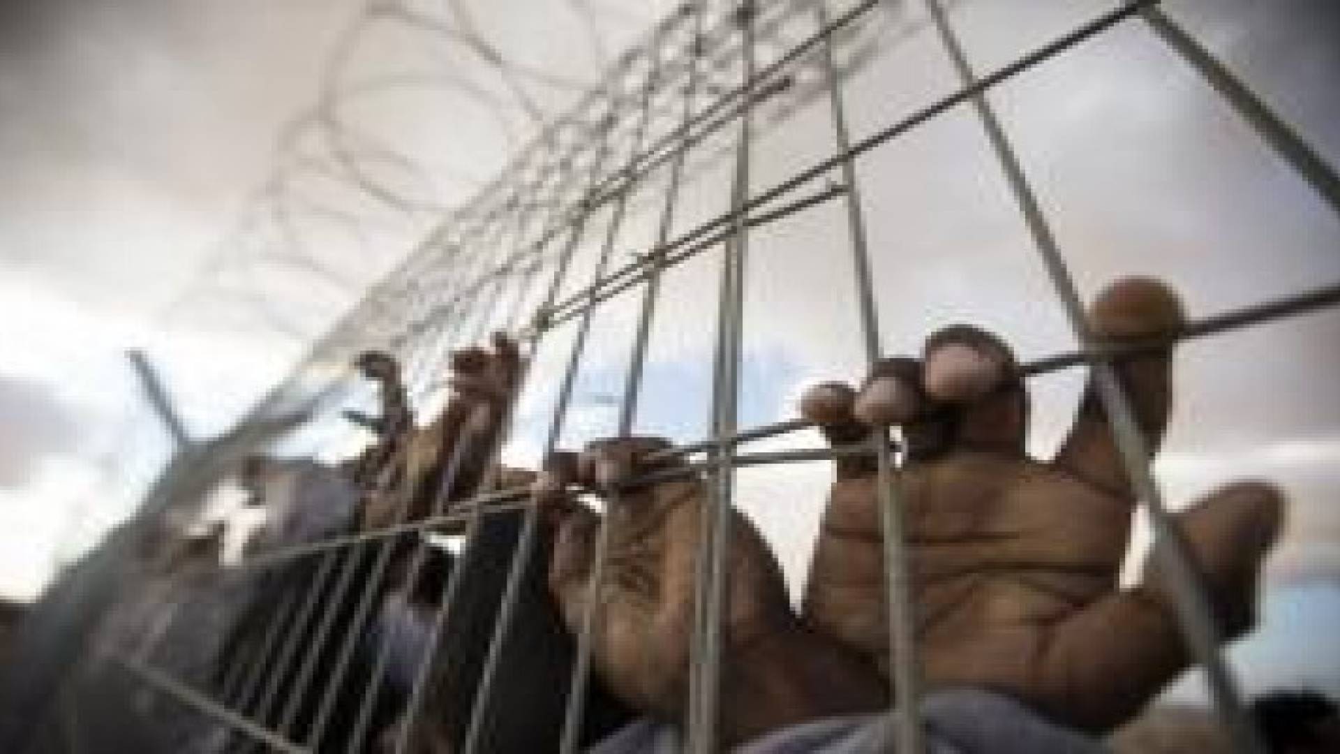 السلطة الفلسطينية توثق انتهاكات الاحتلال بحق الاسرى الفلسطينيين وتسلمها للجامعة العربية