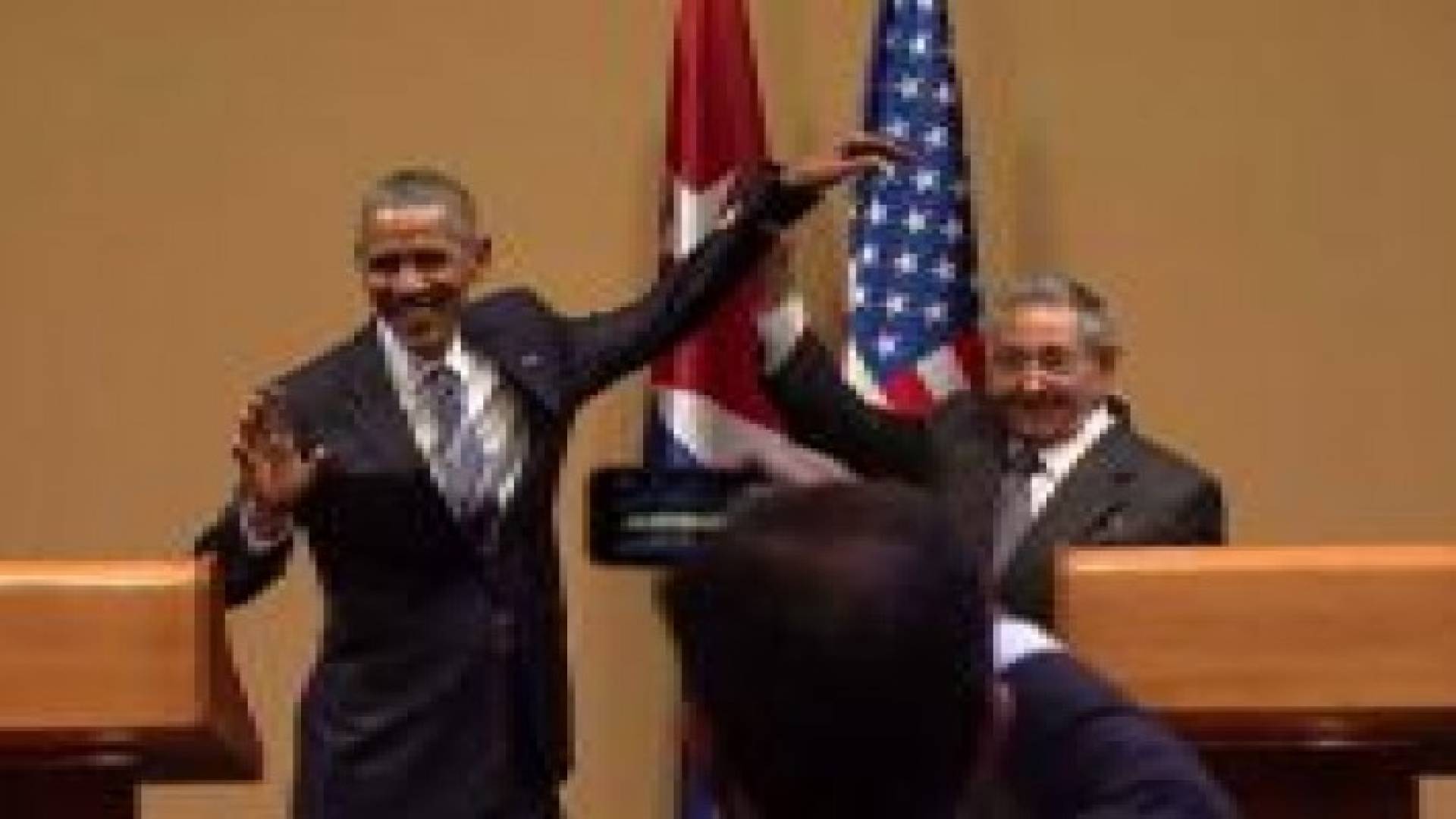 كاسترو يمنع أوباما من أن يربت على كتفه .. فيديو