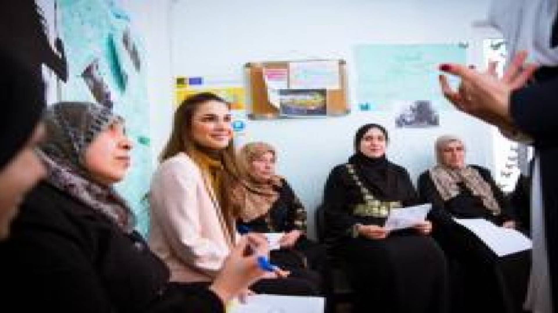 الملكة رانيا تلتقي عددا من ممثلي الجمعيات المحلية بالرمثا