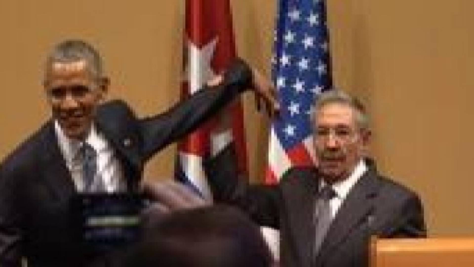 لحظة محرجة: كاسترو يمنع أوباما من وضع يده على كتفه .. فيديو