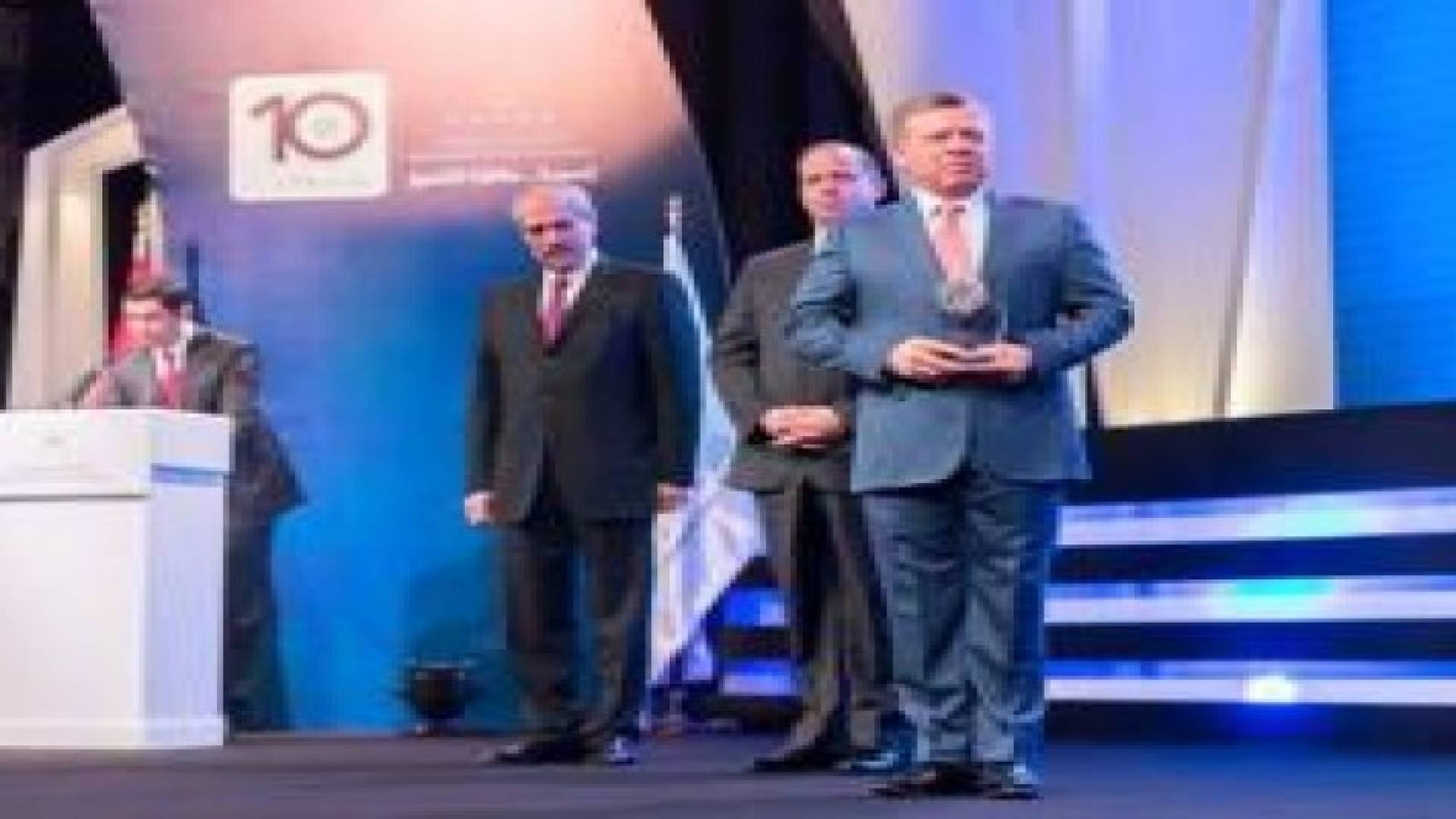 الملك يأسف لأداء مؤسسات تعمل "دون المستوى"