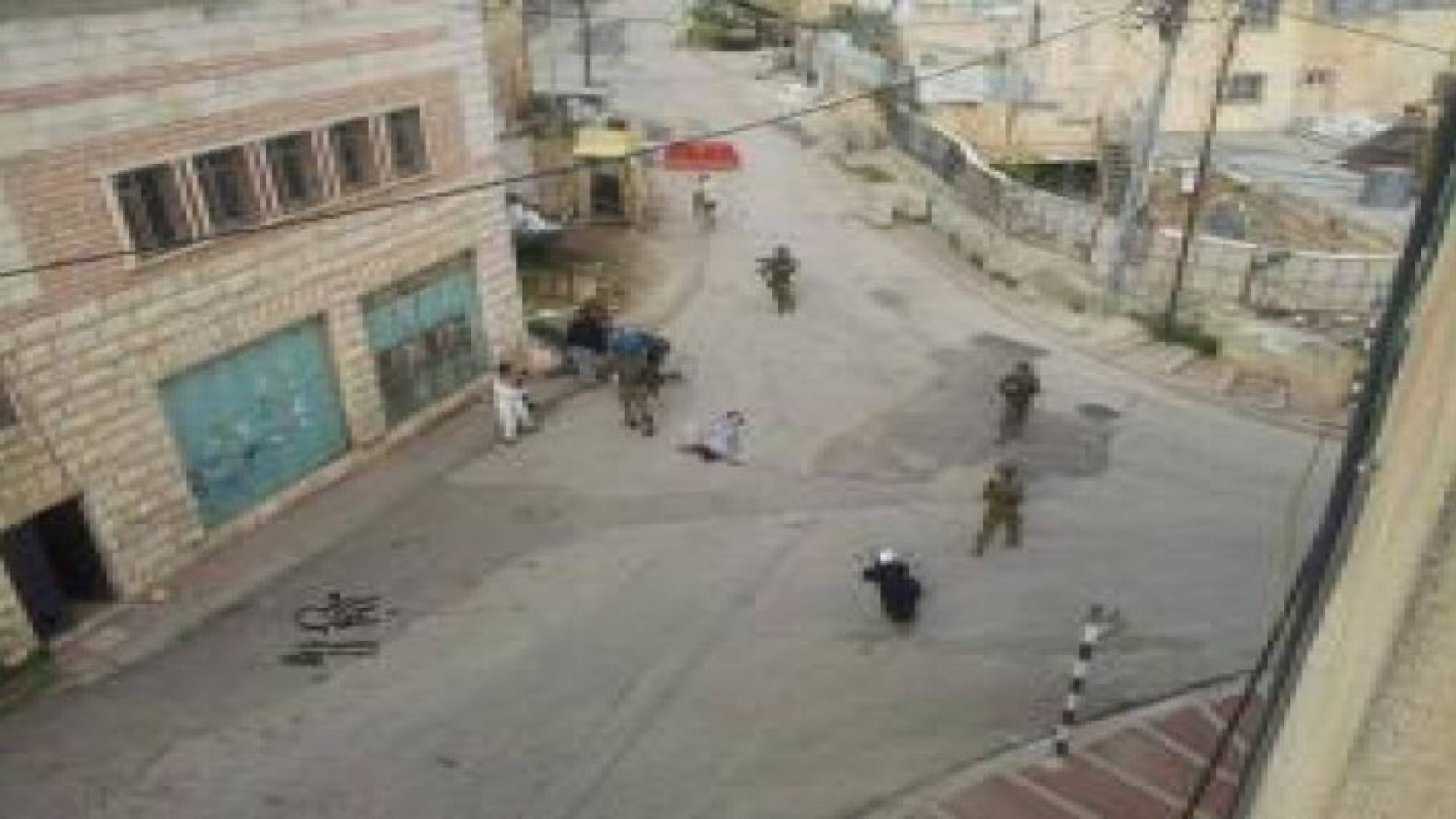 بالصور : شهيدان بزعم تنفيذ عملية "طعن" في الخليل