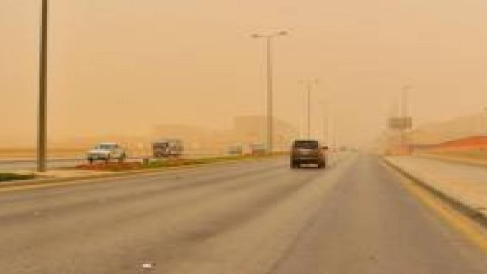 الغبار يغطي السعودية ويعلق رحلات طيران
