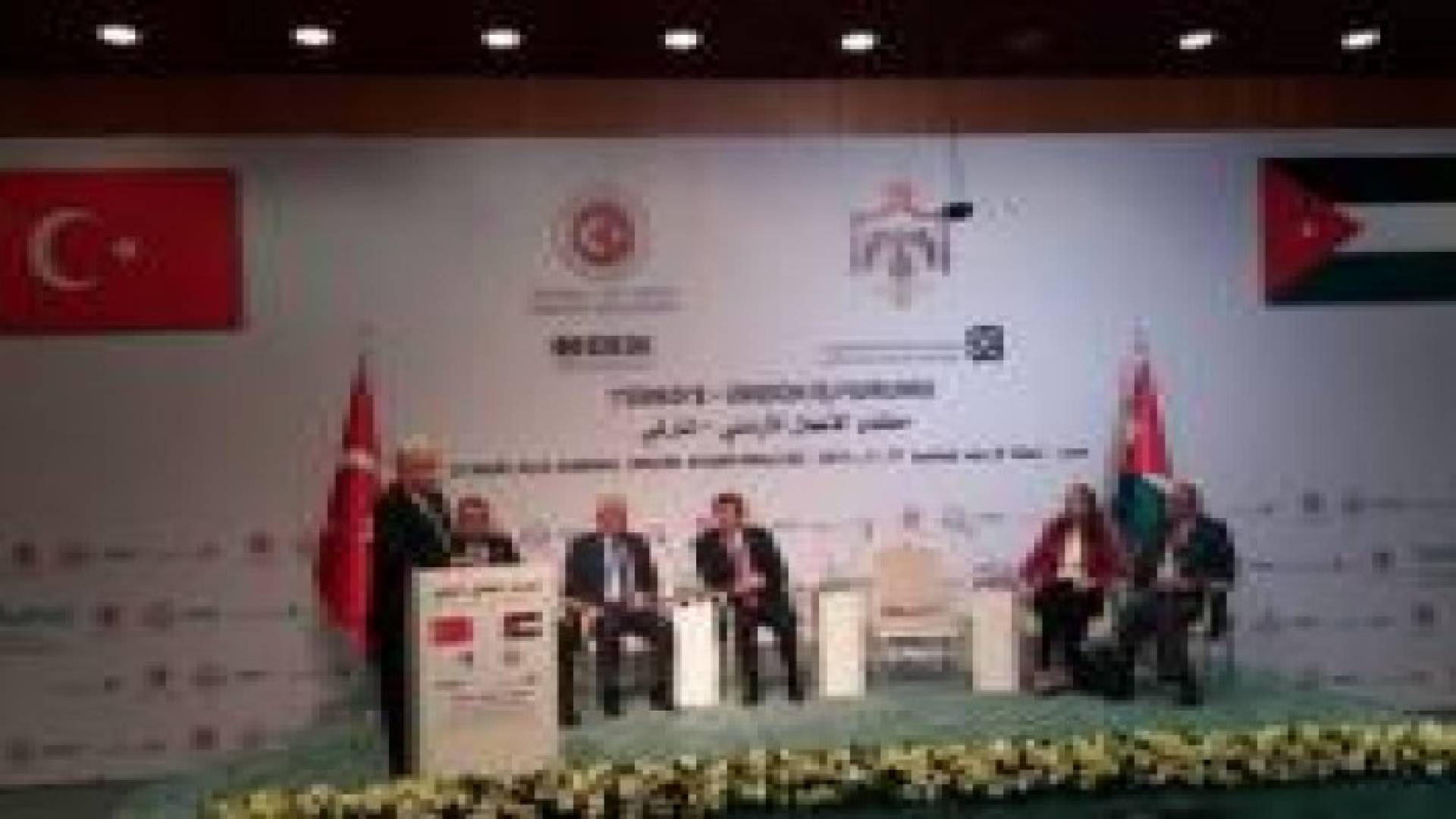 النسور يفتح الماضي مع أوغلو: أنت ابننا وعلمتني في الجامعة
