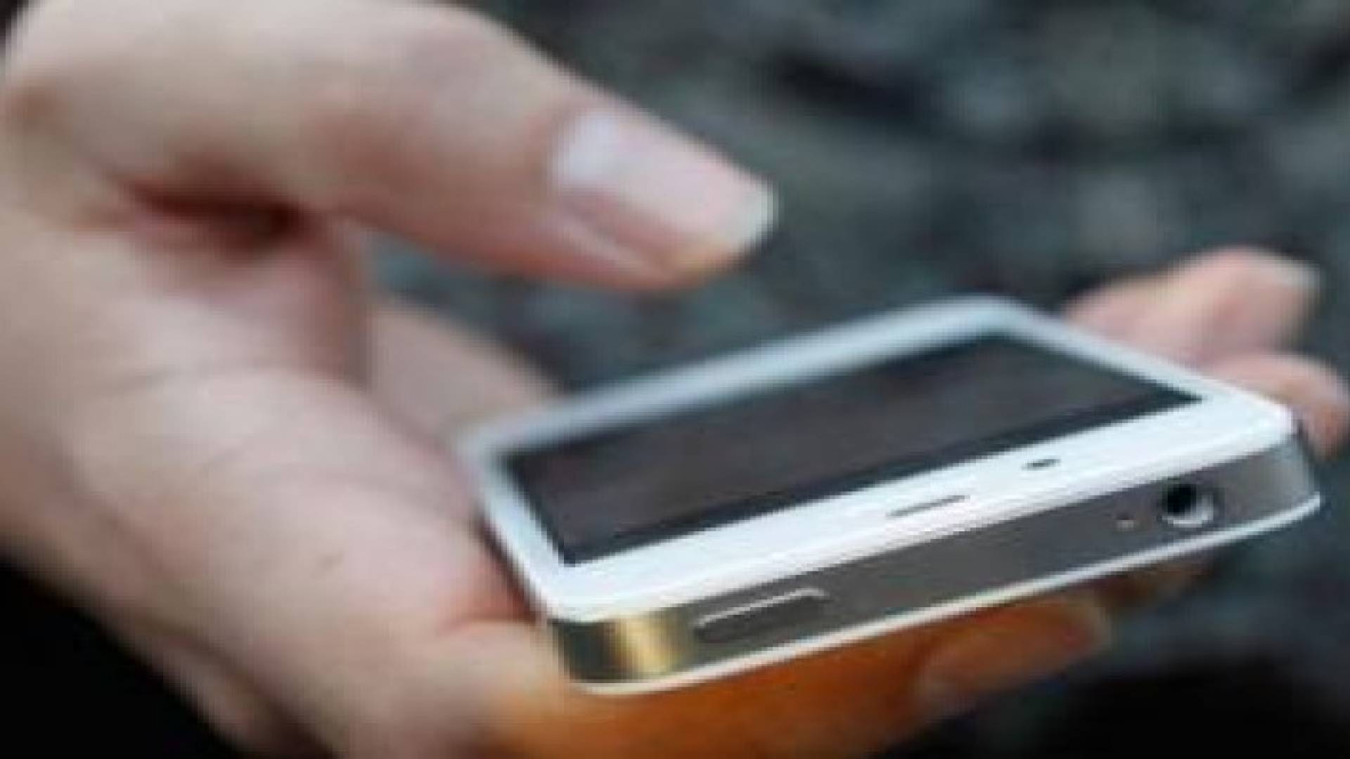 توصية بنقل الهاتف الذكي من يد لأخرى أثناء الاستخدام