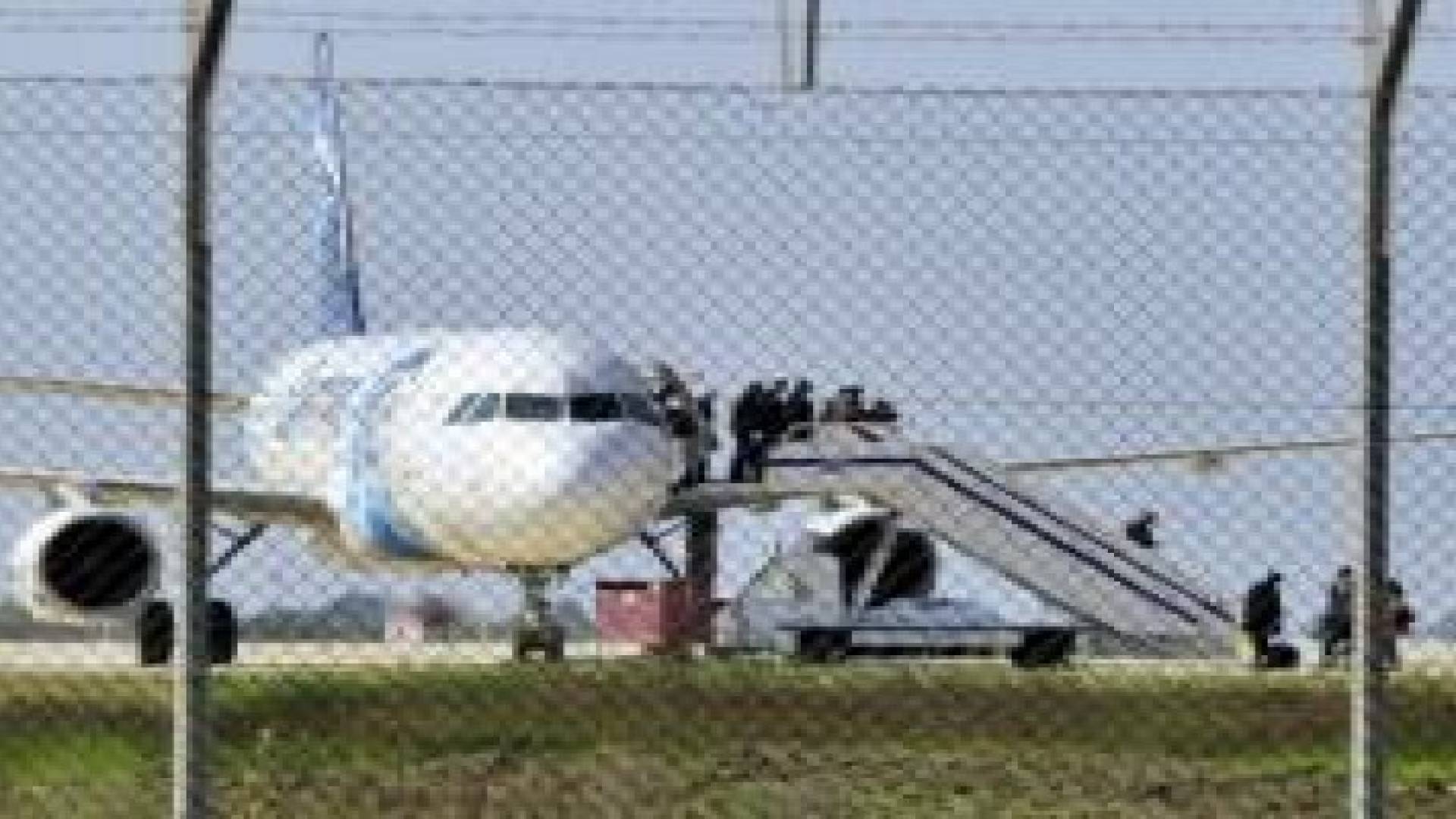 خاطف الطائرة المصرية يدعى سيف الدين مصطفى ويطلب الإفراج عن سجينات