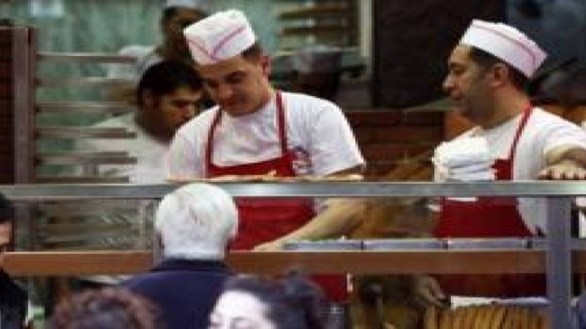 الإغلاق لأي مطعم أو محل حلويات يشغل سوريين مخالفين