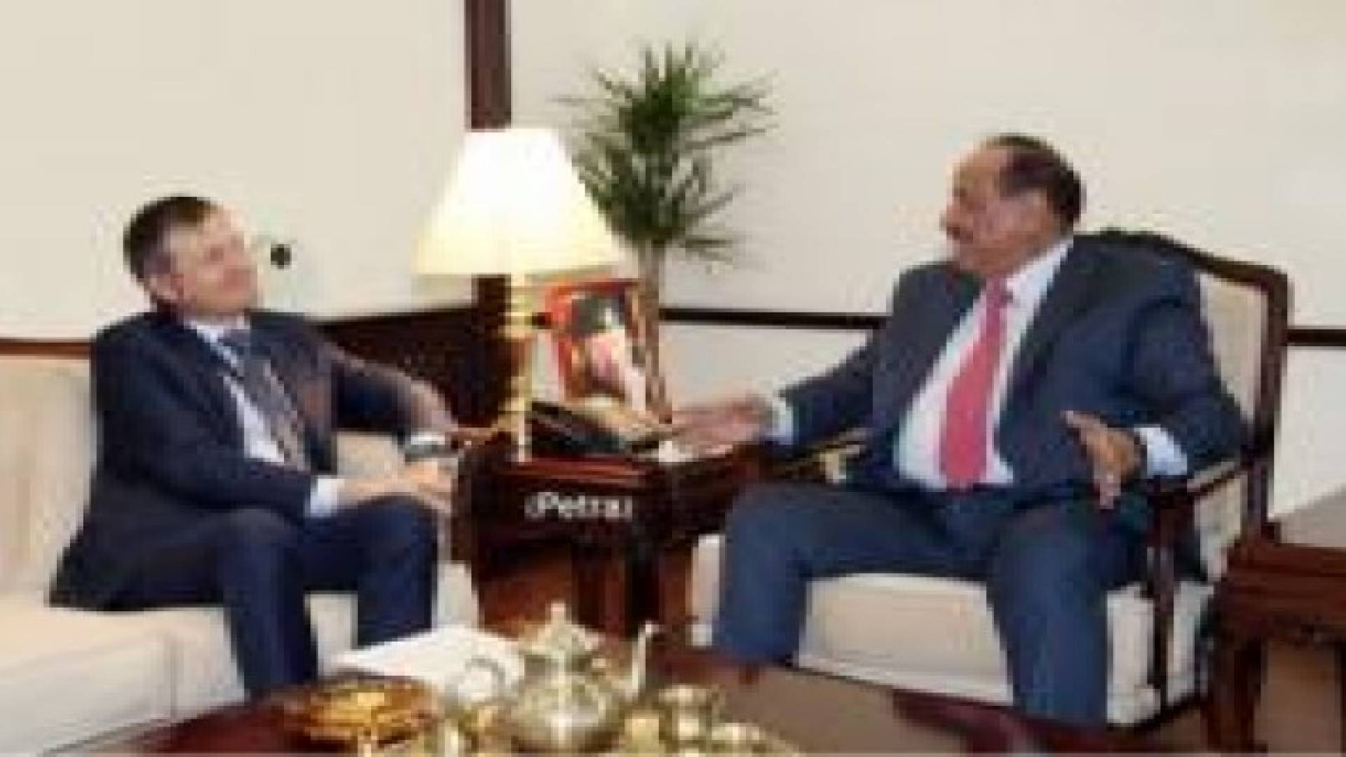 وزير الداخلية يلتقي سفير الاتحاد الاوروبي في عمان