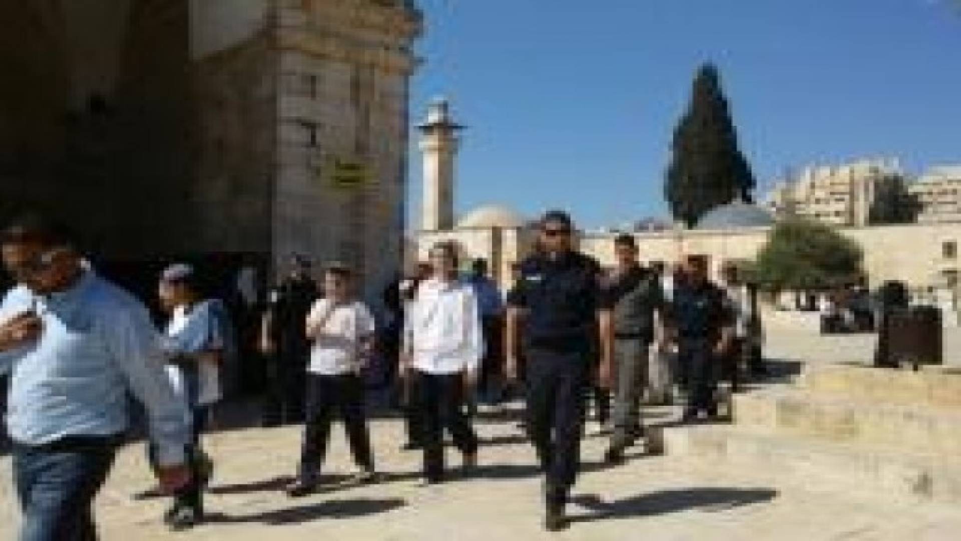 مستوطنون متطرفون يقتحمون باحات الاقصى