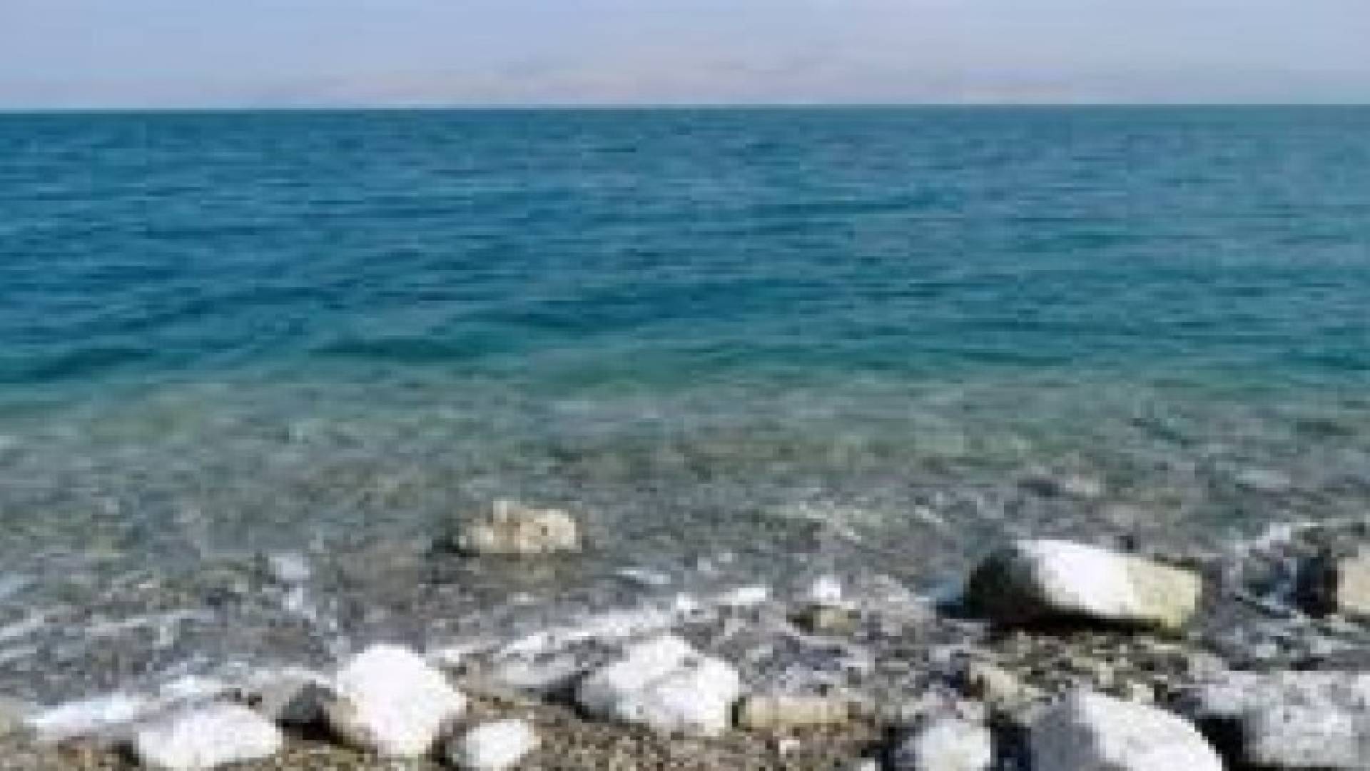 العثور على جثة سائح في البحر الميت