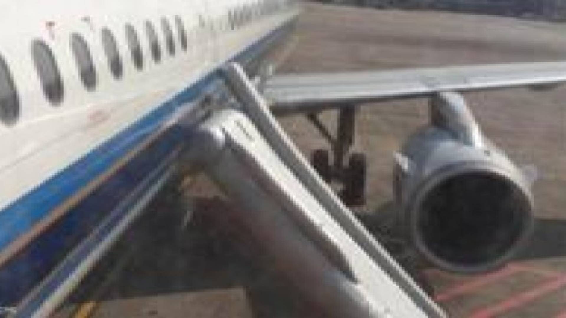 فتحت باب الطائرة على أنه المرحاض