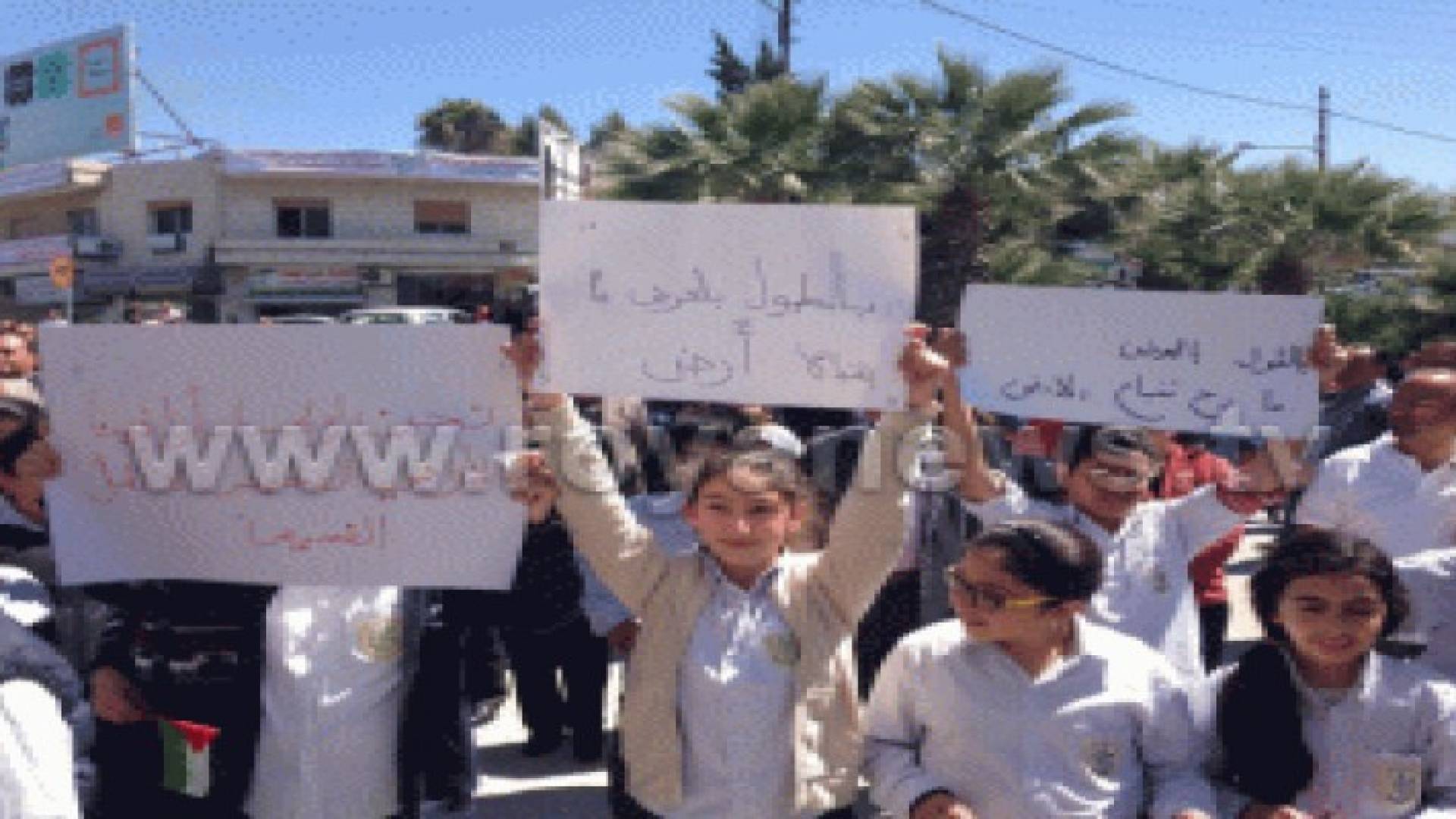 الفحيص: وقفة احتجاجية للمطالبة بتحديد مصير اراضي مصنع الاسمنت