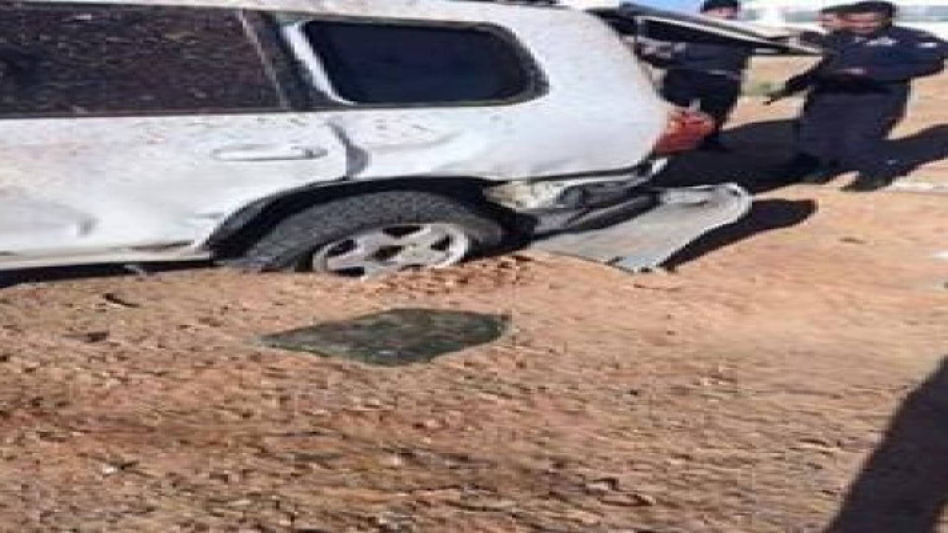 إصابة السفير الفرنسي وزوجته وطفليه بحادث سير ..صور