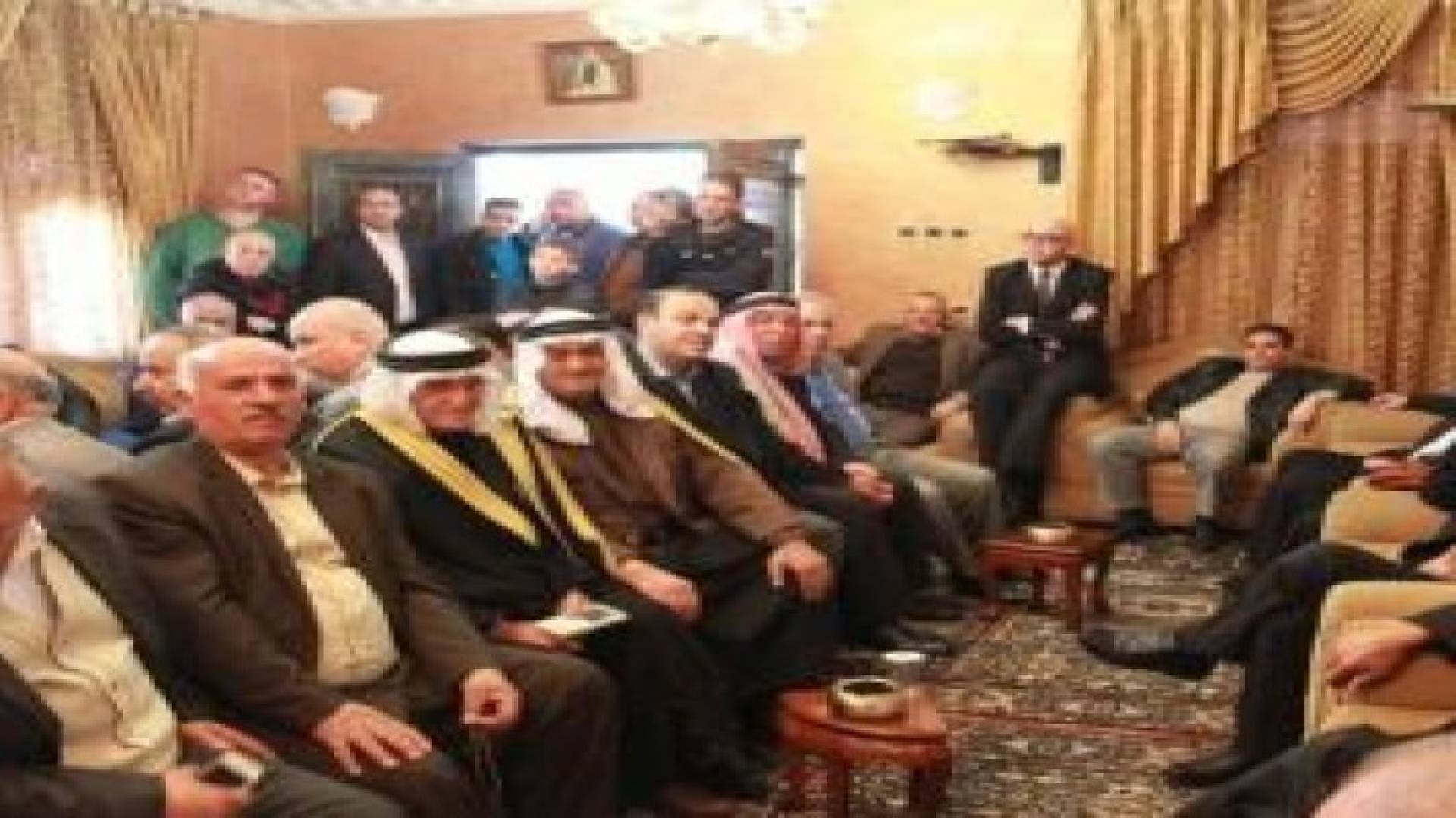 وجهاء الخليل يقدمون عباءة الراحل صدام حسين للنائب محمد عشا الدوايمة