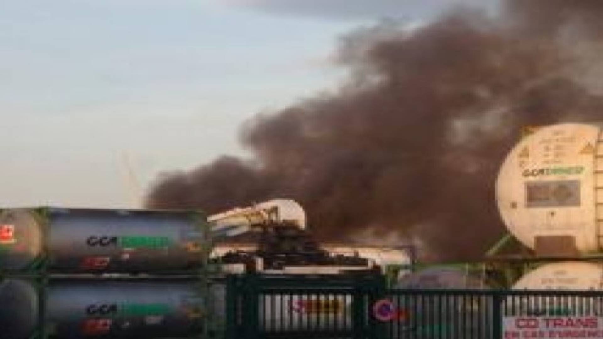 انفجارات في منطقة صناعية قرب بوردو الفرنسية.. صور