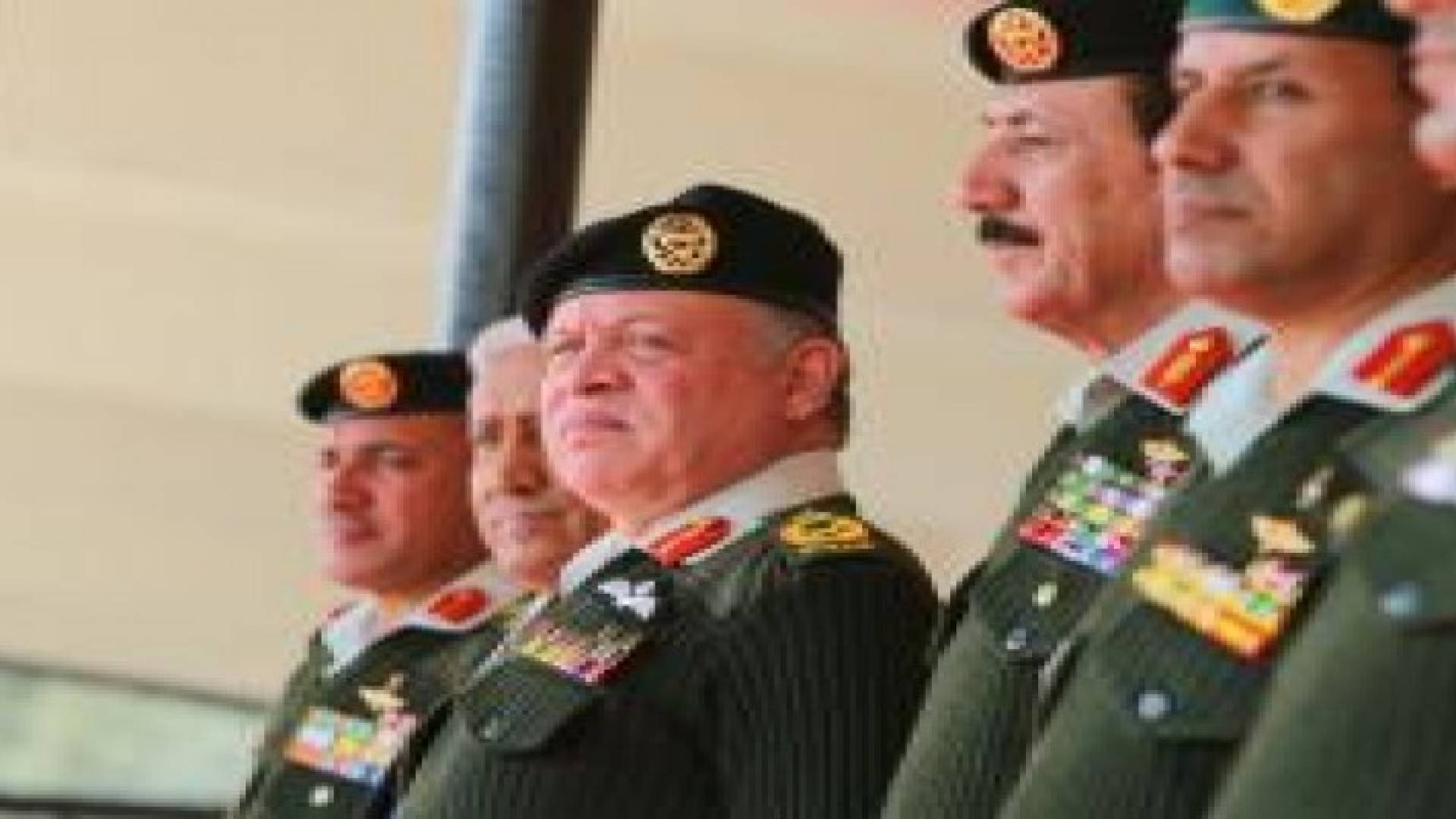 الملك يسلم علم القائد الأعلى لكتائب لواء الملك الحسين بن طلال