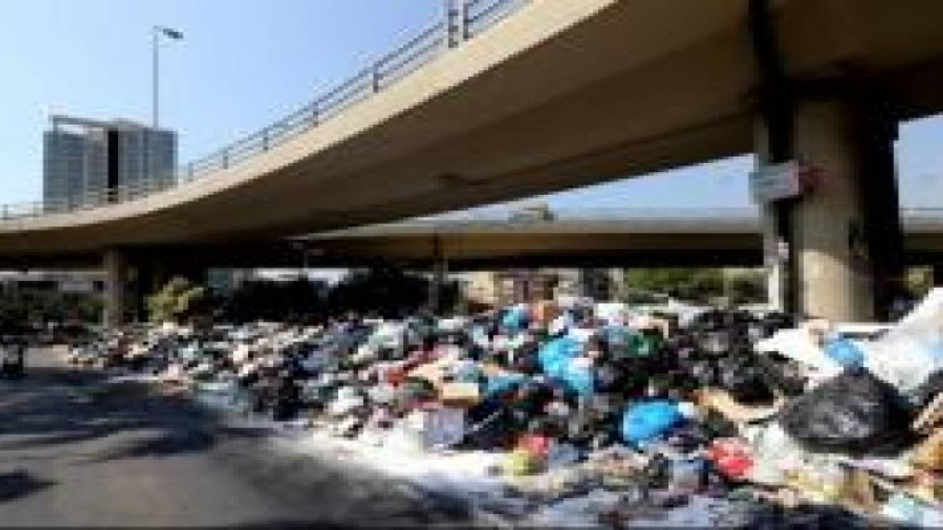 عائلة تقرر الهرب من نفايات لبنان إلى سورية