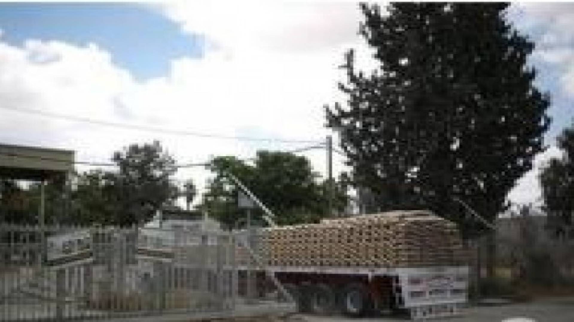 اسرائيل تعلق توريد الإسمنت إلى غزة