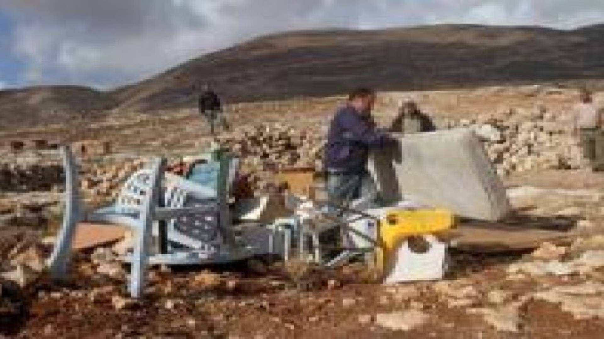 الاحتلال يخطر بهدم بركسين ويصادر جرافة شرق نابلس