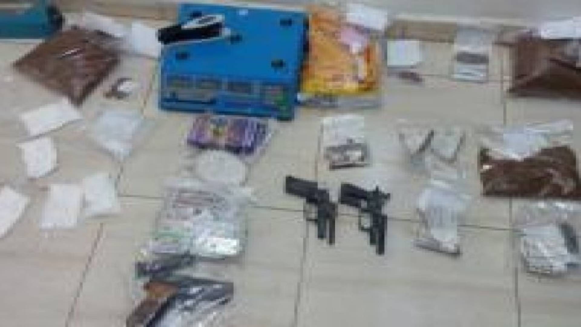 القبض على 13 شخصا يتداولون المخدرات بمداهمة 11 منزلا في سحاب