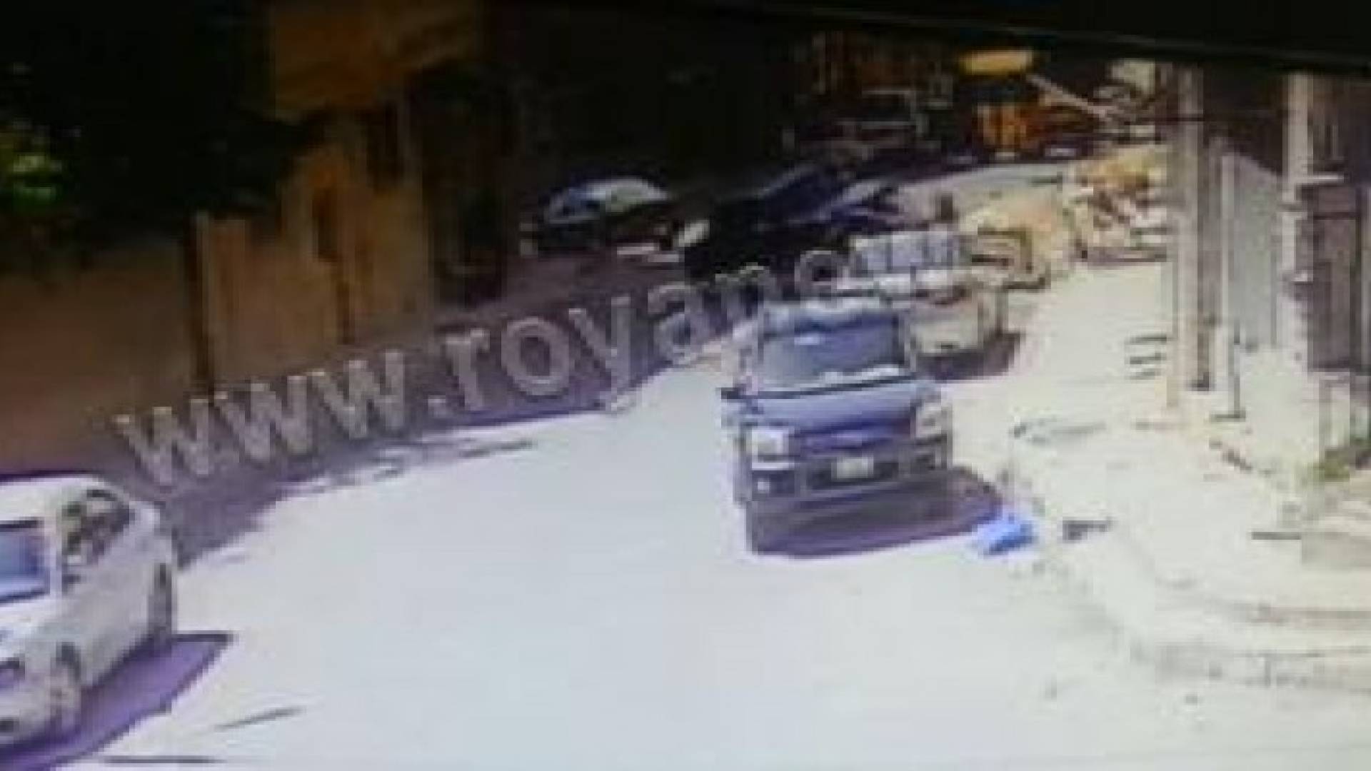 بالفيديو والصور : مركبة تدهس شخصين في حي معصوم بالزرقاء