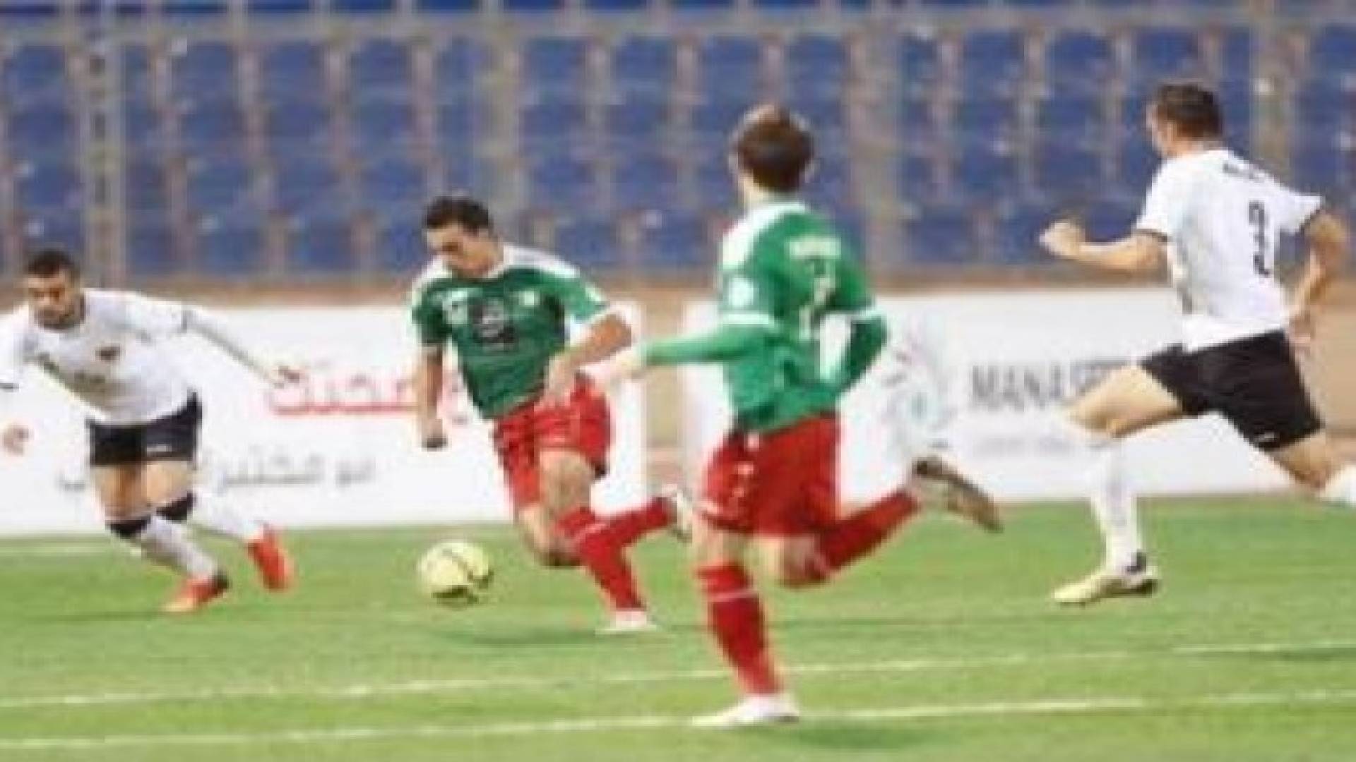 الوحدات يواصل الصدارة رغم تعادله مع الأهلي