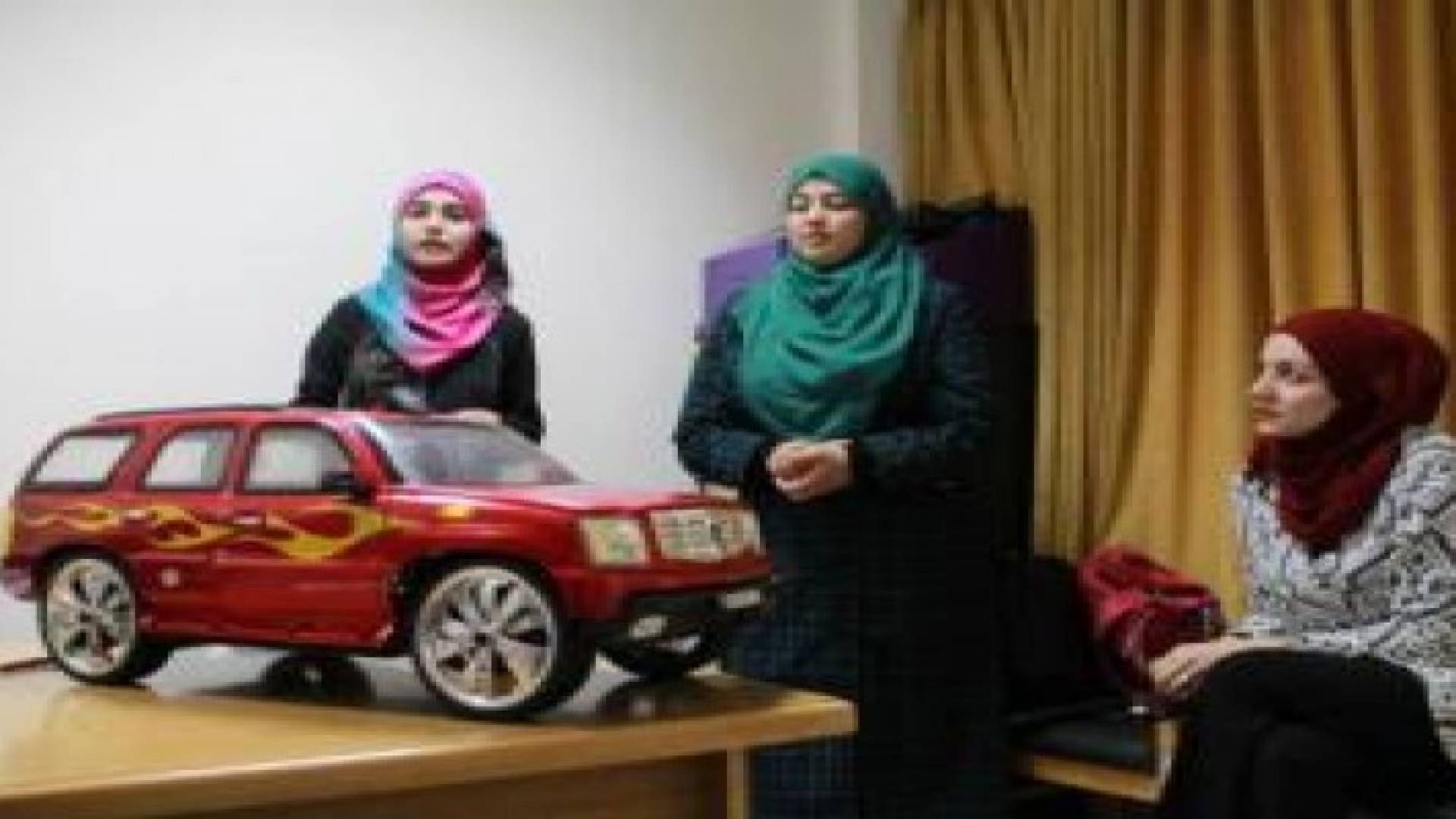 3 طالبات في الجامعة الأردنية يصممن سيارة بتقنية "الواي فاي"