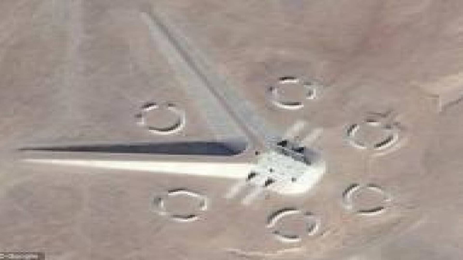 "غوغل" يكشف صورا لهيكل غريب في الصحراء المصرية .. فيديو