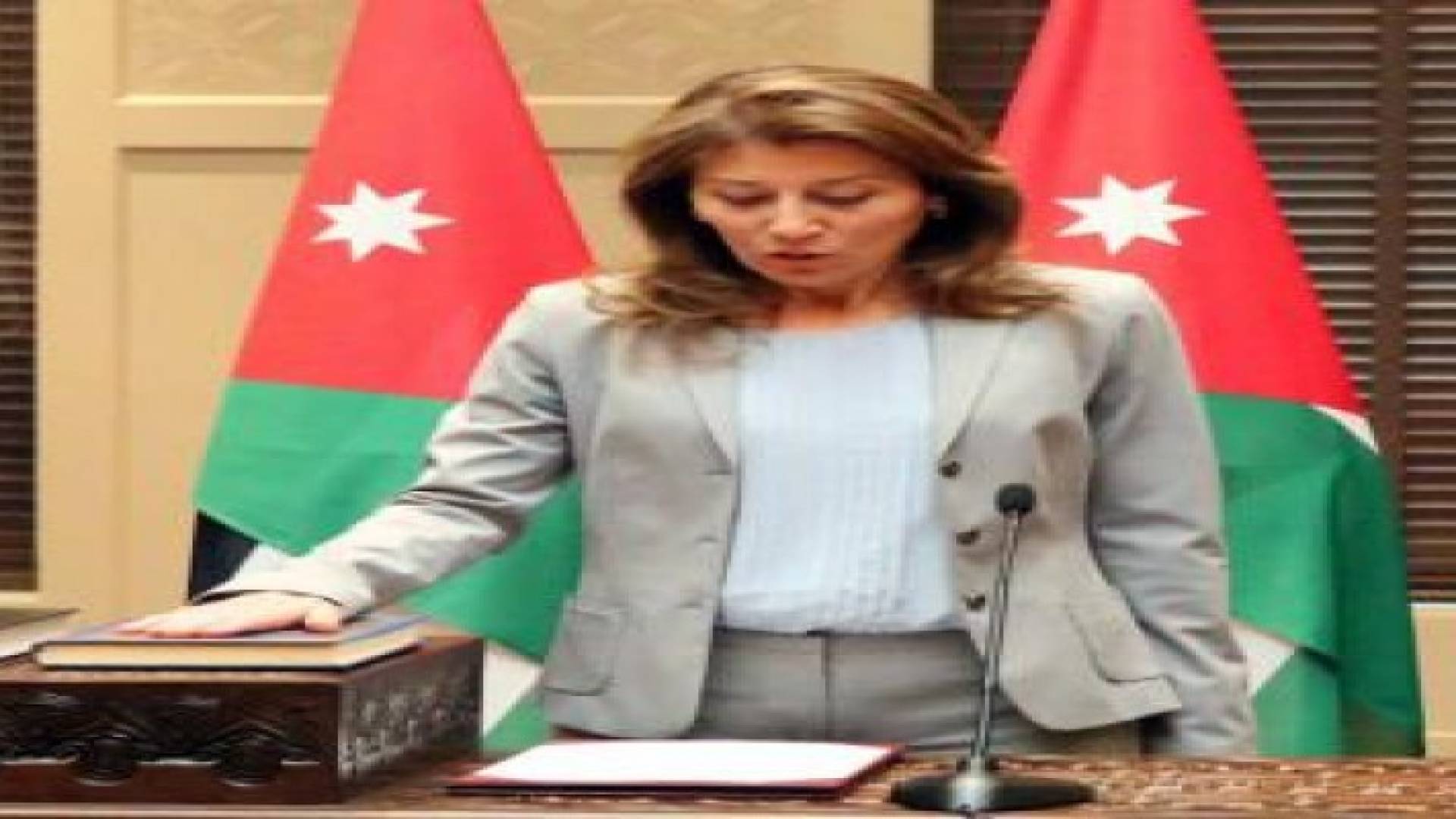 بالصور : رئيس وأعضاء المستقلة للإنتخاب يؤدون اليمين الدستوري أمام الملك