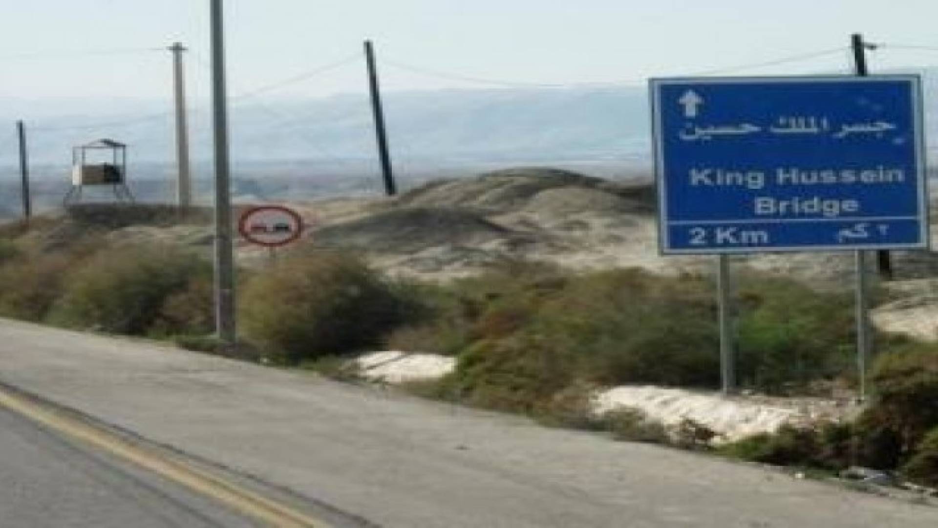 للمرة الثانية توقف العمل بتأهيل طريق جسر الملك حسين