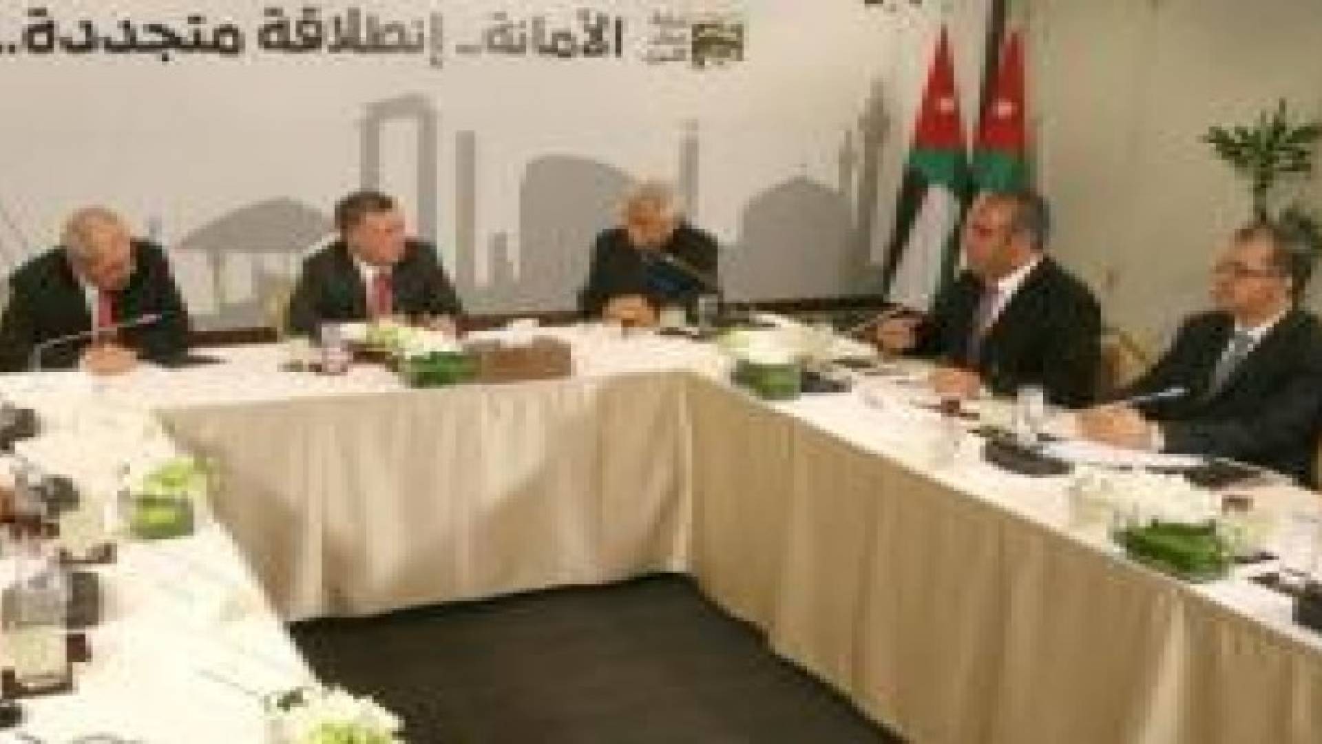 الملك يدعو للتوسع بالخدمات بمناطق شرق عمان