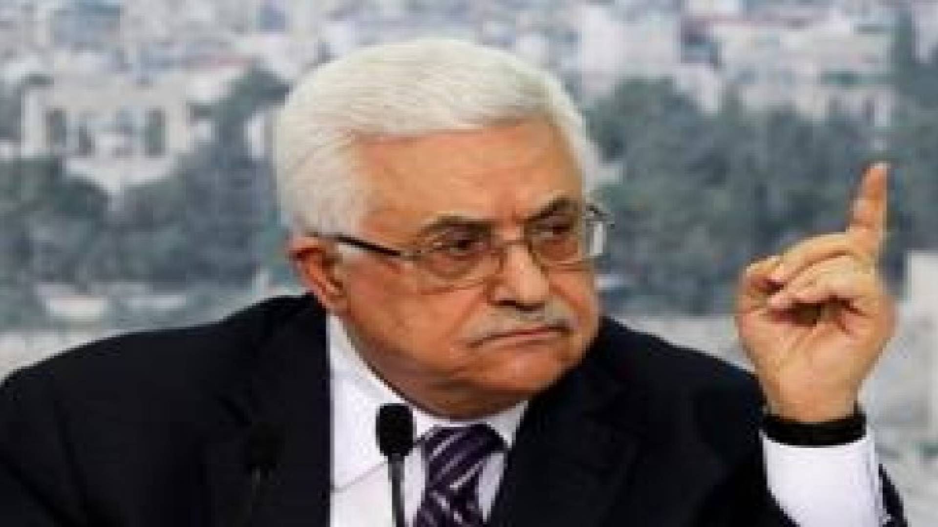 رويترز: عباس يحكم قبضته بمرسوم رئاسي جديد