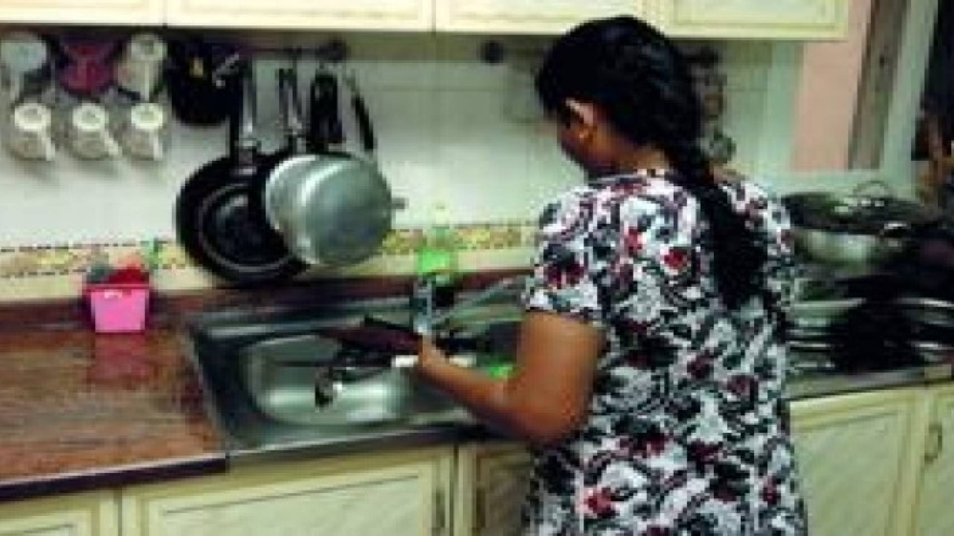 المصابات "البنغاليات" :حجزن في الحمام لعدة ايام دون ماء