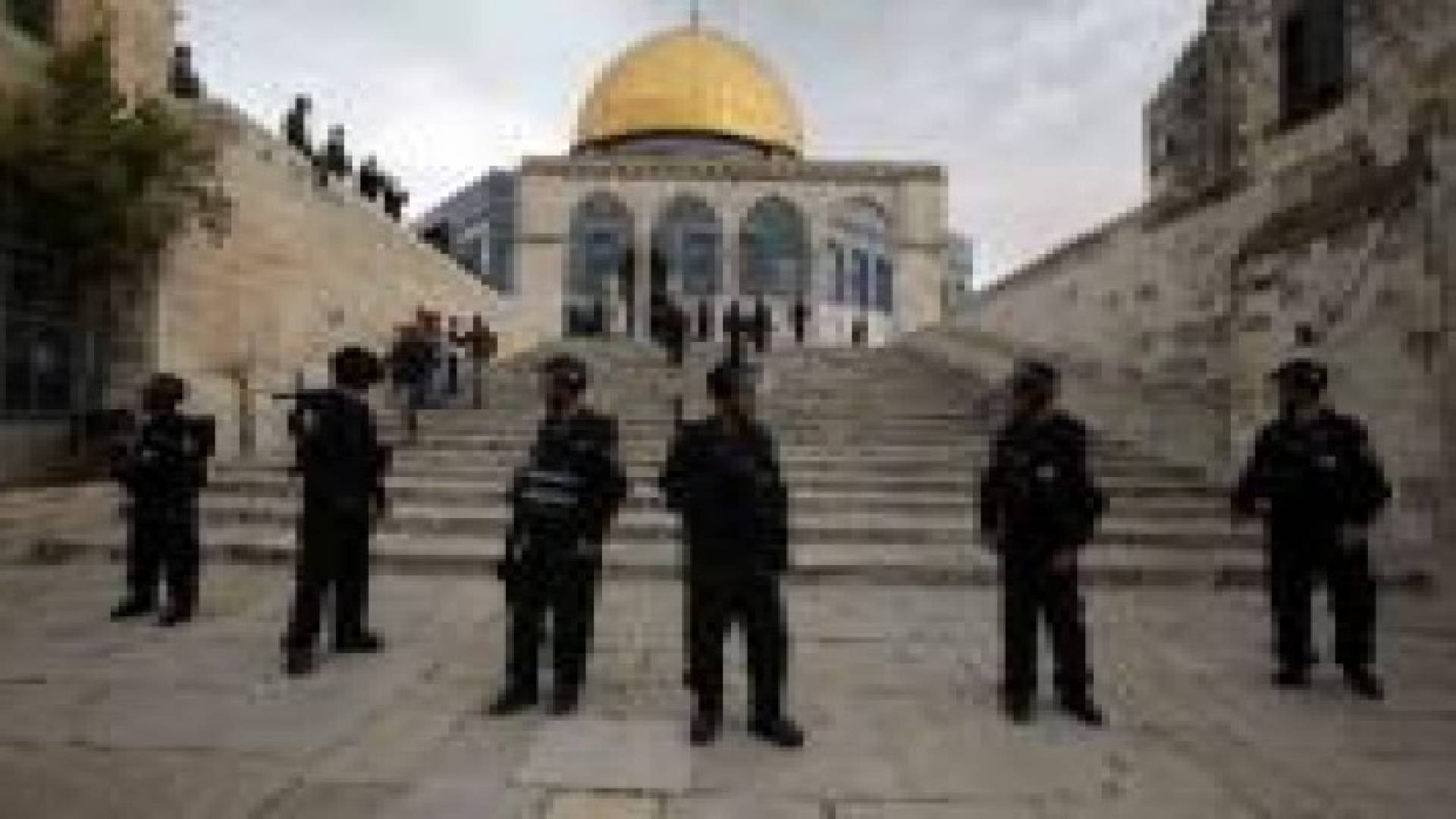 متطرفون يواصلون اقتحامهم لباحات المسجد الأقصى