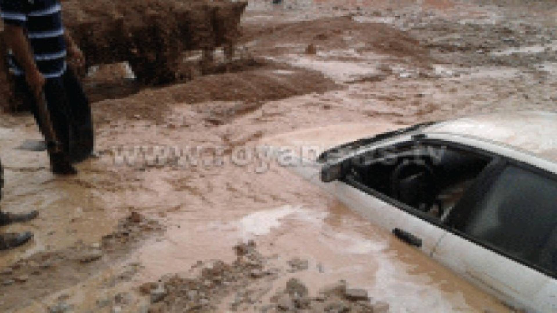 بالصور: غرق مركبات على طريق البحر الميت يؤدي إلى اغلاقه