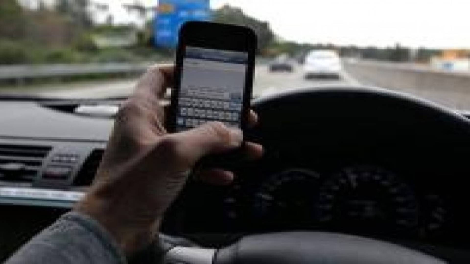 السير تشدد على ضبط مخالفة الهاتف الخلوي ..تفاصيل