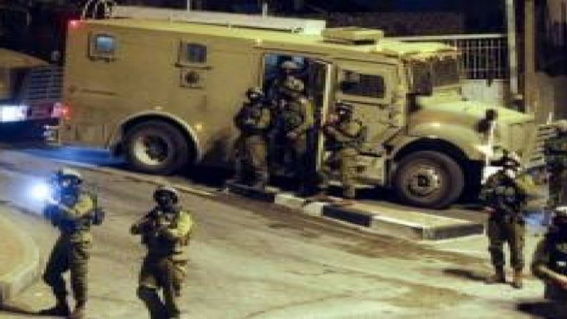 اعتقالات ومداهمات وإحراق محل صرافة بالضفة
