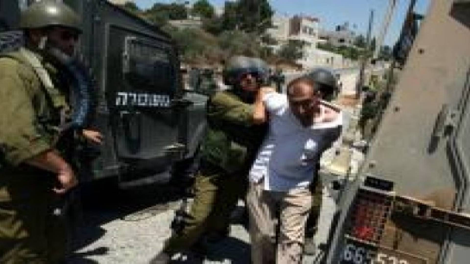 الاحتلال يعتقل 11 فلسطينيا من الضفة