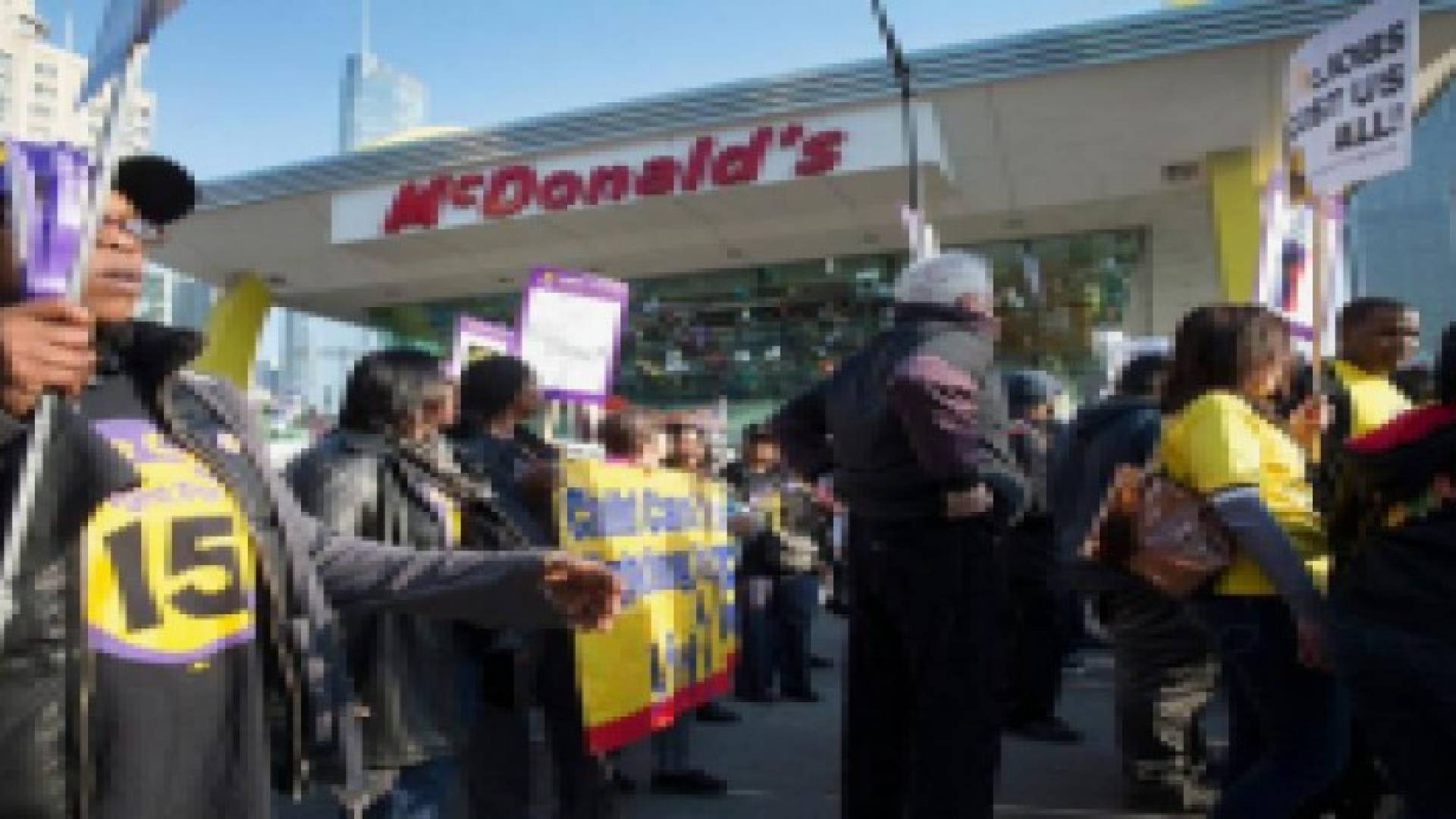 اميركا : الاف العمال يطالبون بالحد الادنى من الاجور