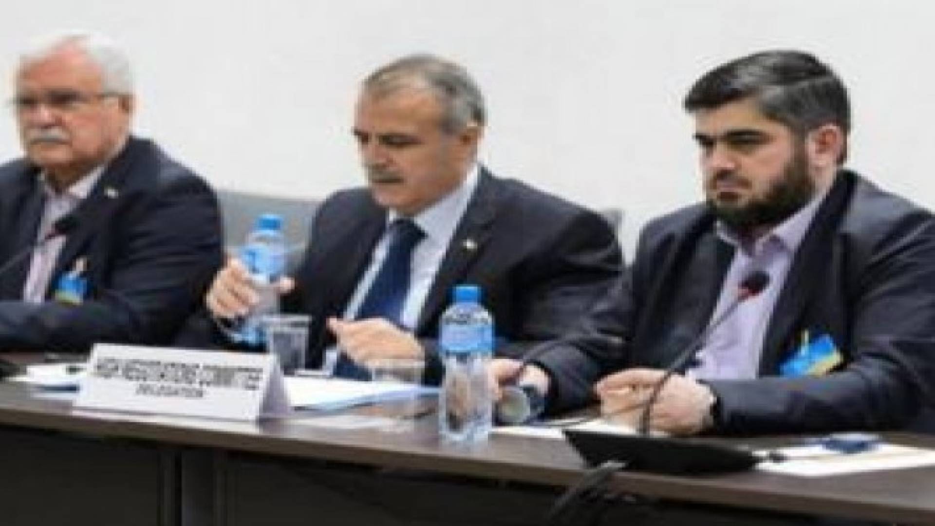 المعارضة السورية تلوح بتعليق مشاركتها في المفاوضات