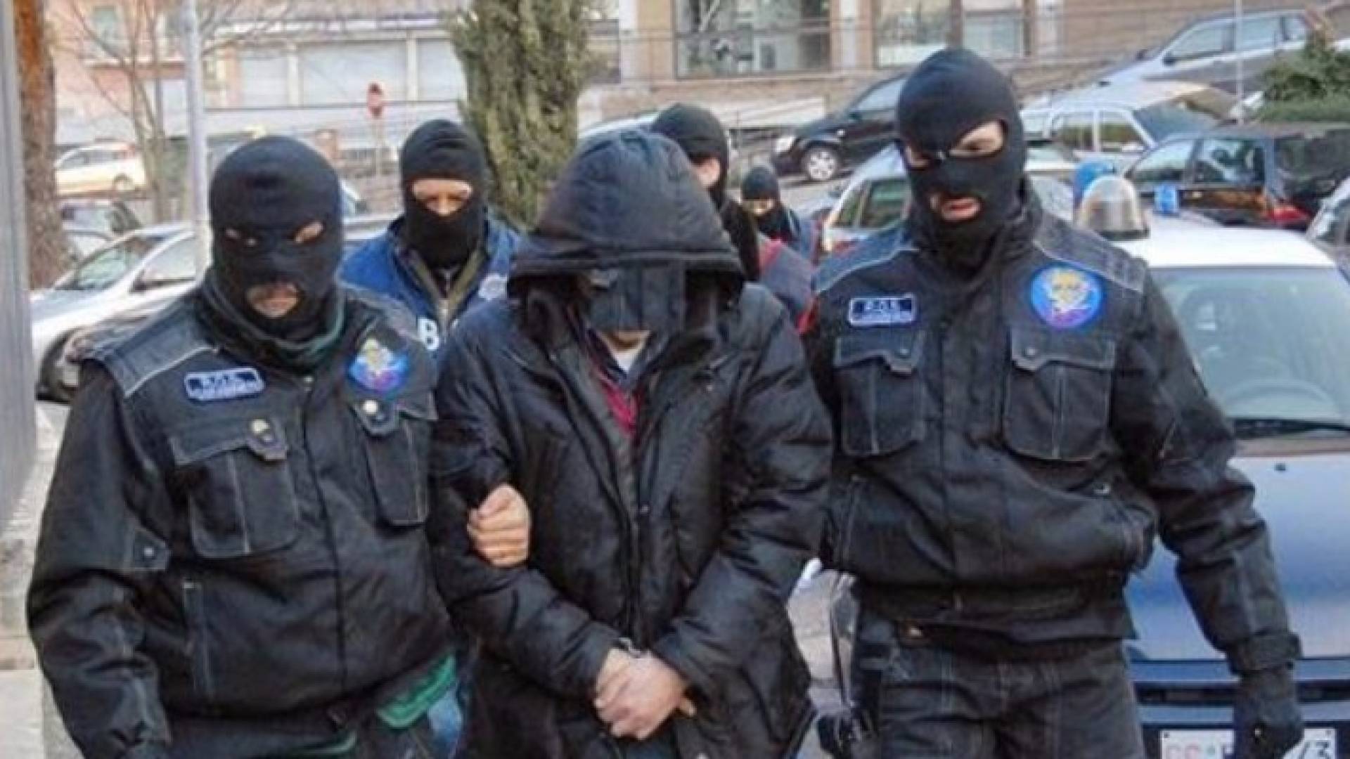 الشرطة الإيطالية أثناء قيامها بعملية توقيف سابقة