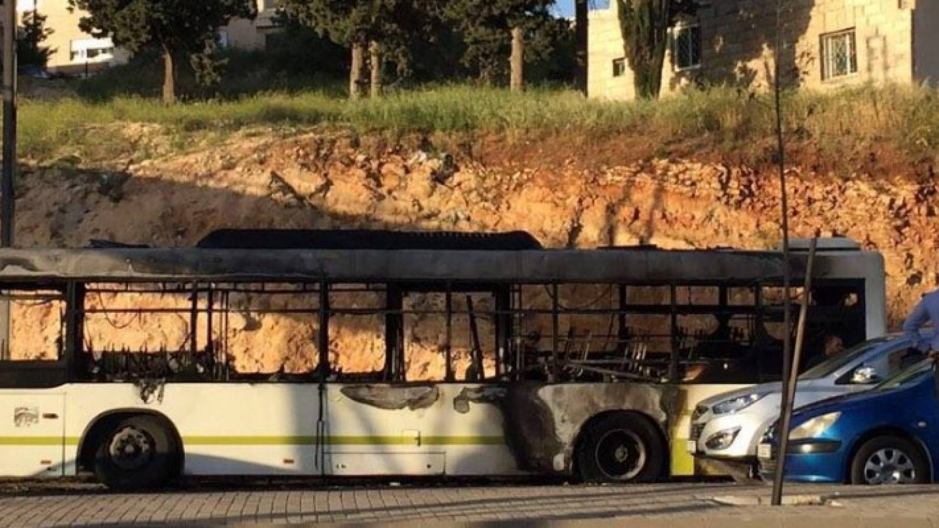 الدفاع المدني يخمد حريقا في حافلة ركاب في عمان 